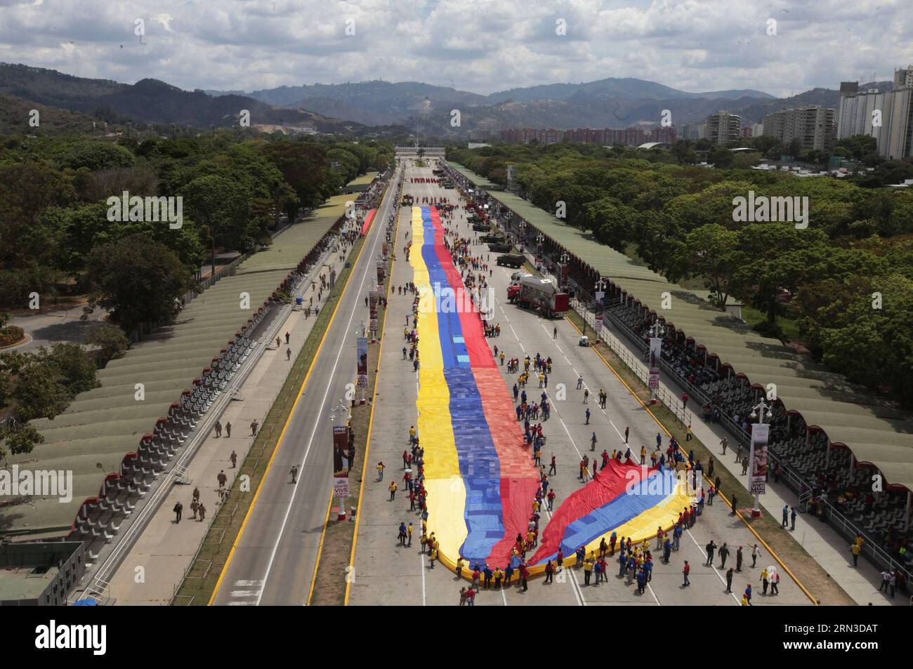 (150413) -- CARACAS, 13 aprile 2015 -- la gente apre una bandiera nazionale venezuelana nel quadro della campagna One Flag, One Heart , nel Paseo de los Proceres, nella città di Caracas, Venezuela, il 13 aprile 2015. Secondo la stampa locale, la bandiera misura oltre 1.200 metri di lunghezza ed è stata elaborata dalla potenza Popolare con lo scopo di garantire il rispetto dei simboli patriottici nazionali. Ricardo Herdenez/AVN) (rtg) VENEZUELA-CARACAS-SOCIETY-FLAG e AVN PUBLICATIONxNOTxINxCHN Caracas 13 aprile 2015 celebrità presentano una bandiera nazionale venezuelana nel QUADRO della Campaign One Flag Foto Stock