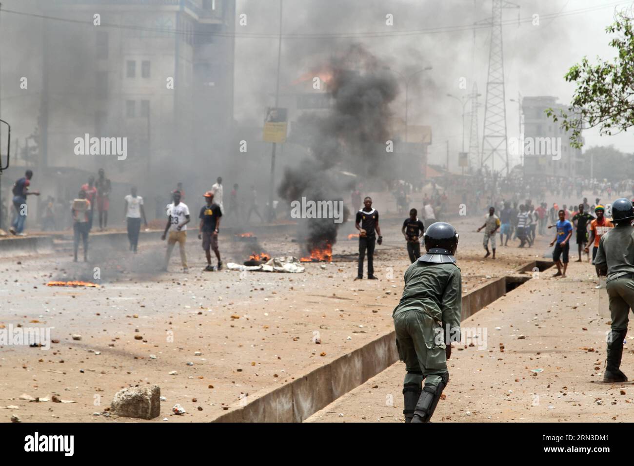 (150414) -- CONAKRY, 13 aprile 2015 -- i manifestanti si confrontano con gli ufficiali di sicurezza durante una protesta a Conakry, capitale della Guinea, 13 aprile 2015. La protesta di opposizione della Guinea contro l'insicurezza diventa violenta lunedì a Conakry, ferendo dieci persone, tra cui un personale di sicurezza. ) (Dzl) GUINEA-CONAKRY-PROTESTA YoussoufxBah PUBLICATIONxNOTxINxCHN Conakry 13 aprile 2015 manifestanti si confrontano con agenti di sicurezza durante una protesta a Conakry capitale della Guinea 13 aprile 2015 la protesta di opposizione della Guinea contro l'insicurezza diventa violenta lunedì a Conakry ferendo dieci celebrità tra cui un addetto alla sicurezza Foto Stock