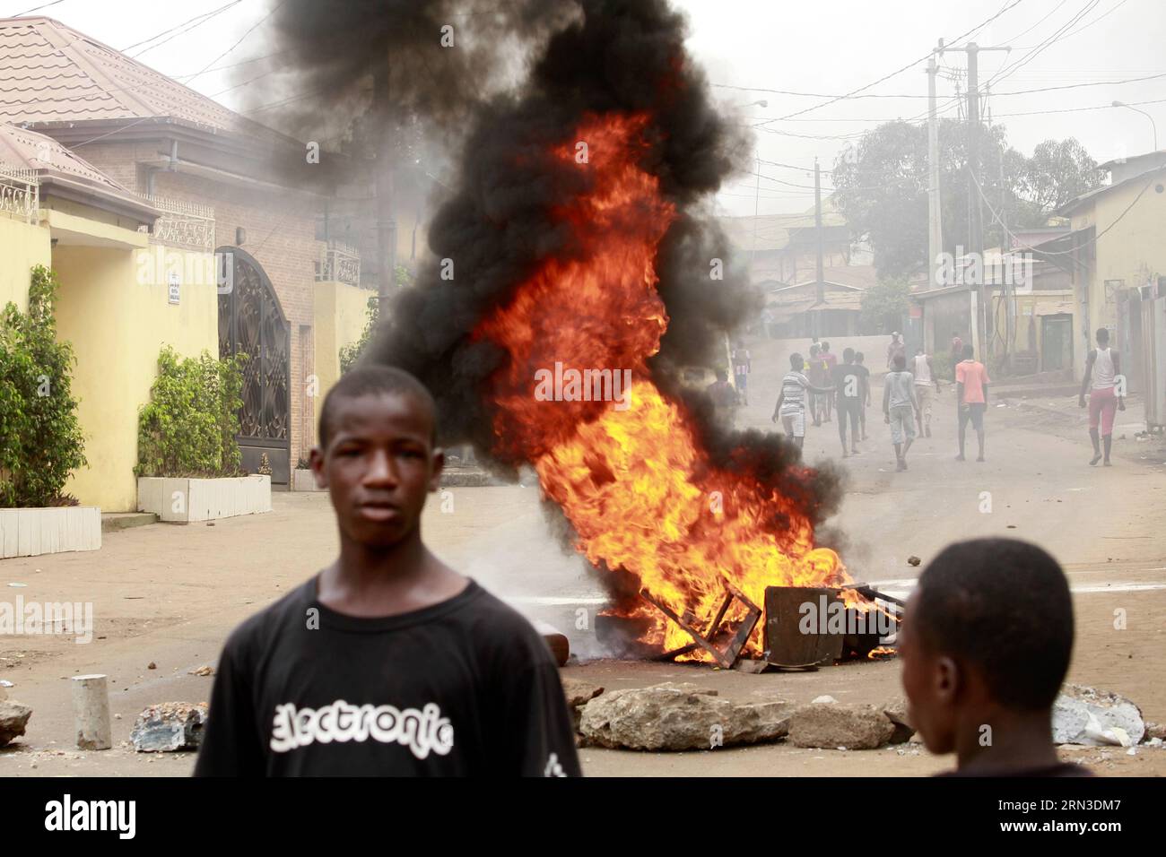 (150414) -- CONAKRY, 13 aprile 2015 -- i manifestanti bruciano scrivanie e sedie durante una protesta a Conakry, capitale della Guinea, 13 aprile 2015. La protesta di opposizione della Guinea contro l'insicurezza diventa violenta lunedì a Conakry, ferendo dieci persone, tra cui un personale di sicurezza. ) (Dzl) GUINEA-CONAKRY-PROTESTA YoussoufxBah PUBLICATIONxNOTxINxCHN Conakry 13 aprile 2015 manifestanti Burn scrivanie e sedie durante una protesta a Conakry capitale della Guinea 13 aprile 2015 la protesta di opposizione della Guinea contro l'insicurezza diventa violenta lunedì a Conakry ferendo dieci celebrità tra cui un personale di sicurezza dzl Guin Foto Stock