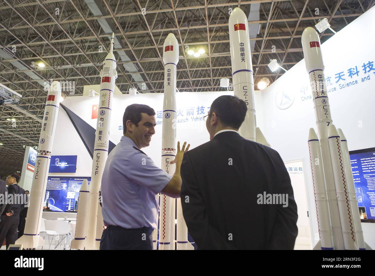 RIO DE JANEIRO, 14 aprile 2015 - Un visitatore (L) parla con un espositore della China Academy of Launch Vehicle Technology di fronte ai modelli di razzo Changzheng (CZ) esposti alla fiera internazionale LAAD (Latin America Aerospace and Defence) del 2015 a Rio de Janeiro, Brasile, 14 aprile 2015. La mostra LAAD di quattro giorni del 2015 è iniziata qui martedì. ) (Azp) BRASILE-RIO DE JANEIRO-LAAD MOSTRA XuxZijian PUBLICATIONxNOTxINxCHN Rio de Janeiro 14 aprile 2015 un visitatore l parla con l'espositore della China Academy of Launch Vehicle Technology di fronte alla mostra Changzheng CZ Rocket Mo Foto Stock