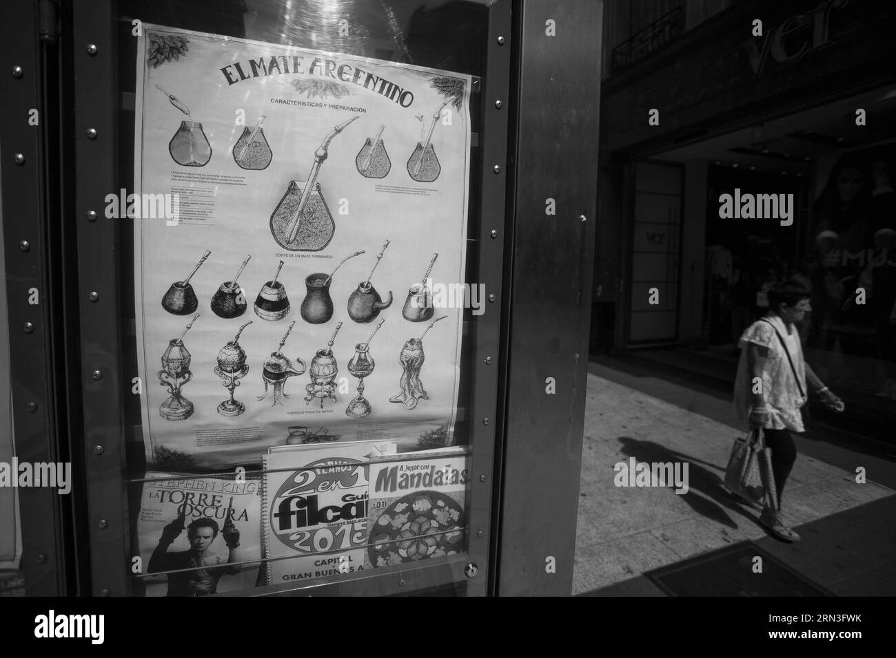 (150415) -- BUENOS AIRES, 15 aprile 2015 -- immagine scattata il 7 aprile 2015 mostra una donna che cammina davanti a un poster di un compagno a Buenos Aires, Argentina. Mate è il nome di una bevanda di erba mate e stagnola servita in una ciotola rotonda con lo stesso nome. Oggi, mate è un aspetto importante della cultura argentina. È legata alla storia dell'Argentina come simbolo della nazionalità. Il consumo annuo per persona del mate in Argentina è di 6,2 kg. Martin Zabala) (djj) ARGENTINA-BUENOS AIRES-YERBA MATE-FEATURE e MARTINxZABALA PUBLICATIONxNOTxINxCHN Buenos Aires 15 aprile 2015 immagine scattata IL 7 aprile 2015 S. Foto Stock