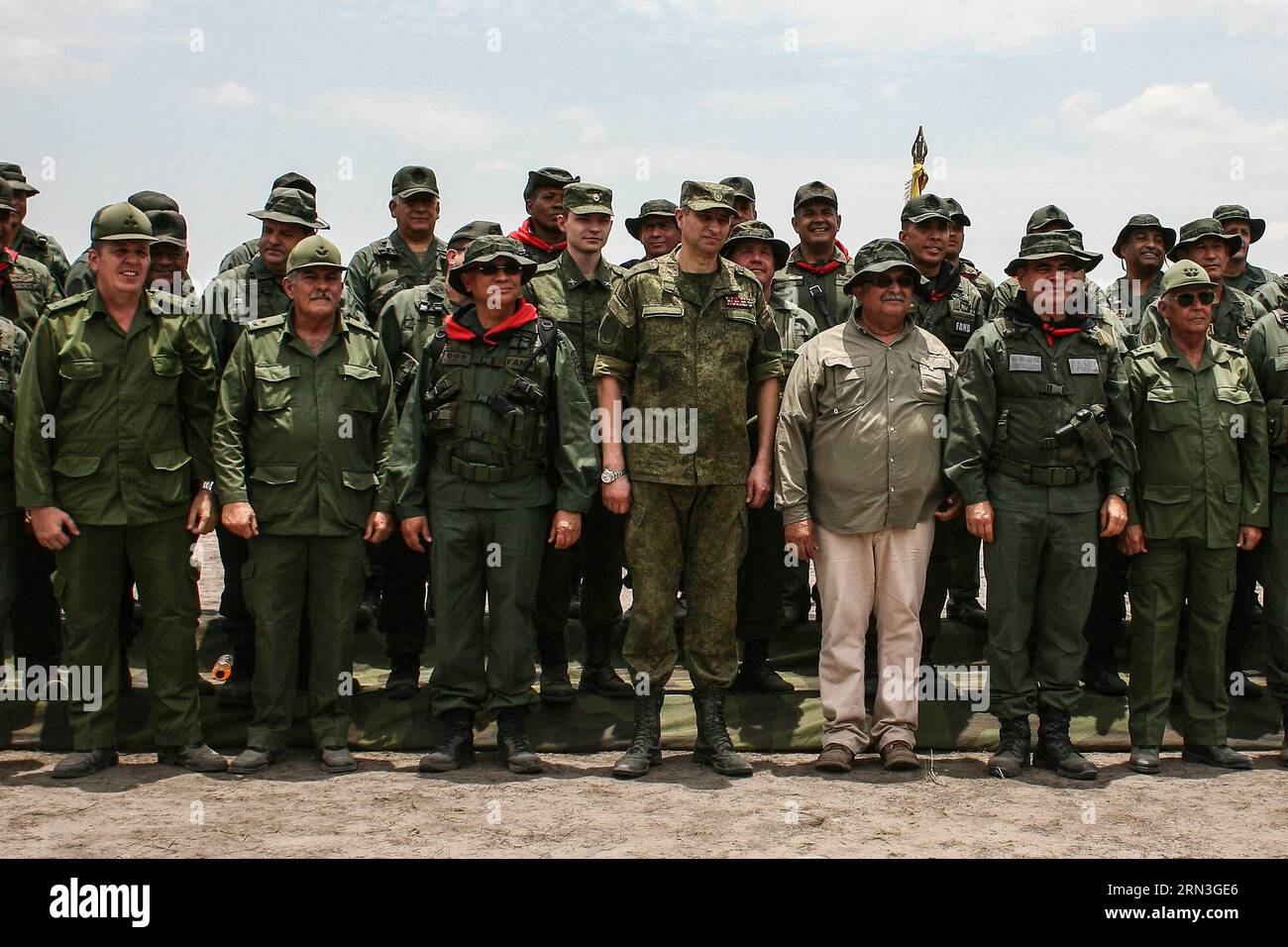 (150415) -- APURE, 15 aprile 2015 -- Capo dell'Artiglieria dell'esercito russo Alexandre Dragovaloskiy (C), Governatore di Apure Ramon Carrizales (3a R), Ministro della difesa venezuelano Vladimir Padrino Lopez (2a R), e il secondo Vice Ministro della forza Rivoluzionaria di Cuba Joaquin Quintas sola (1st R) partecipano all'esercitazione militare 2015 Sovereign Shield della forza nazionale armata bolivariana (FANB), a San Carlos del Meta, Stato Apure, Venezuela, il 15 aprile 2015. La FANB tenne un'esercitazione militare di artiglieria antiaerea perforatrice 2015 Sovereign Shield con la partecipazione di 480 memb militari Foto Stock