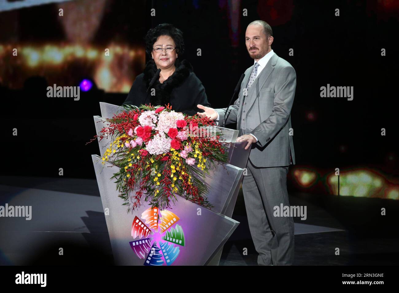 (150416) -- PECHINO, 16 aprile 2015 -- l'attrice Siqin Gaowa (L) affronta la cerimonia di apertura del quinto Festival internazionale del cinema di Pechino (BJIFF) a Pechino, capitale della Cina, 16 aprile 2015. Il BJIFF ha dato il via giovedì e durerà fino al 23 aprile). (mt) CHINA-BEIJING-FILM FESTIVAL-OPENING (CN) ChenxJianli PUBLICATIONxNOTxINxCHN Pechino 16 aprile 2015 l'attrice Siqin Gaowa l si rivolge alla cerimonia di apertura del quinto Festival internazionale del cinema di Pechino a Pechino capitale della Cina 16 aprile 2015 Foto Stock