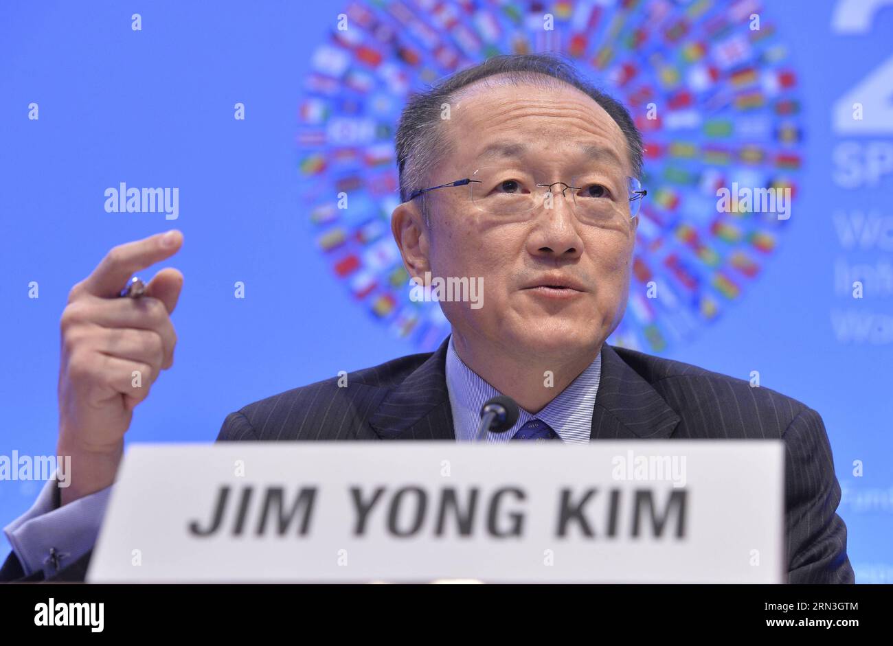 (150416) -- WASHINGTON D.C., 16 aprile 2015 -- il presidente della Banca Mondiale Jim Yong Kim parla in una conferenza stampa di apertura degli incontri di primavera del FMI-Banca Mondiale 2015 a Washington D.C., capitale degli Stati Uniti, 16 aprile 2015. ) U.S.-WASHINGTON D.C.-WORLD BANK-FMI-CONFERENZA STAMPA BaoxDandan PUBLICATIONxNOTxINxCHN Washington D C 16 aprile 2015 il presidente della Banca Mondiale Jim Yong Kim parla ALL'Opening Press Briefing del FMI World Bank 2015 Spring Meetings a Washington D C capitale degli Stati Uniti 16 aprile 2015 U S Washington D C World Banca FMI Conferenza stampa PUBLICATIONxNOTxINxCHN Foto Stock