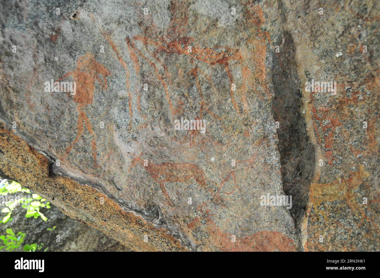 (150417) -- KALAKAMATI, 17 aprile 2015 -- foto scattata il 13 aprile 2015 mostra dipinti rupestri di Mantenge nel villiage di Kalakamati, Botswana settentrionale. Si ritiene che i dipinti rupestri siano i disegni architettonici della tarda età della pietra circa migliaia di anni fa. I dipinti sono caratterizzati da motivi umani, animali e geometrici che simboleggiano le capacità artistiche di San (Bushman) e le esperienze trance dell'uomo della medicina. LYU Tianran) BOTSWANA-KALAKAMATI-DIPINTI RUPESTRI LvxTianran PUBLICATIONxNOTxINxCHN 17 aprile 2015 foto scattata IL 13 aprile 2015 mostra dipinti rupestri nel Villiage Norther Foto Stock