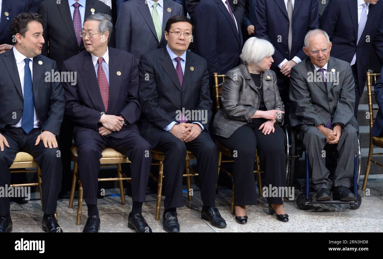 (150417) -- WASHINGTON D.C., 17 aprile 2015 -- (R-L) il ministro delle finanze tedesco Wolfgang Schaeuble, il presidente della Federal Reserve statunitense Janet Yellen, il ministro delle finanze cinese Lou Jiwei e il governatore della People's Bank of China Zhou Xiaochuan sono visti davanti a una foto di famiglia con l'amministratore delegato del FMI Christine Lagarde (2nd L, fronte) durante gli incontri primaverili del FMI e della Banca Mondiale a Washington D.C., capitale degli Stati Uniti, il 17 aprile 2015. Il gruppo delle 20 principali economie (G20) è rimasto profondamente deluso dal continuo ritardo nel progredire della riforma delle quote del Fondo monetario internazionale (FMI) del 2010, il G20 Foto Stock