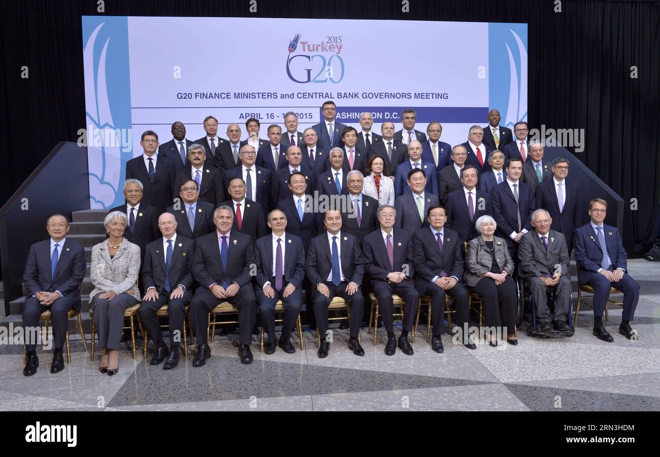 (150417) -- WASHINGTON D.C., 17 aprile 2015 -- i ministri delle finanze e i banchieri centrali del G20 posano per una foto di famiglia con l'amministratore delegato del FMI Christine Lagarde (2nd L, fronte) durante gli incontri primaverili del FMI e della Banca Mondiale a Washington D.C., capitale degli Stati Uniti, 17 aprile 2015. Il gruppo delle 20 principali economie (G20) è rimasto profondamente deluso dal continuo ritardo nel progredire della riforma delle quote del Fondo monetario internazionale (FMI) del 2010, i ministri delle finanze del G20 e i governatori delle banche centrali hanno dichiarato in un comunicato di venerdì. ) U.S.-WASHINGTON-WORLD BANK GROUP-FMI-RIUNIONI ANNUALI YINXBO Foto Stock