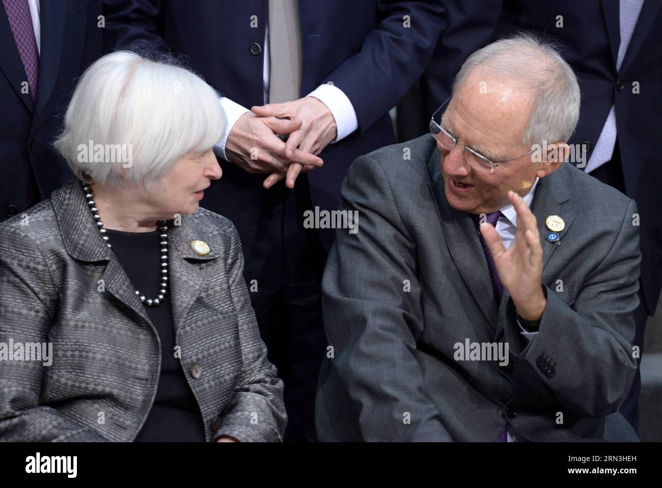 150417 -- WASHINGTON D.C., 17 aprile 2015 -- il ministro delle Finanze tedesco Wolfgang Schaeuble R e il presidente della Federal Reserve statunitense Janet Yellen sono visti davanti a una foto di famiglia con l'amministratore delegato del FMI Christine Lagarde 2nd L, davanti durante gli incontri primaverili del FMI e della Banca Mondiale a Washington D.C., capitale degli Stati Uniti, il 17 aprile 2015. Il gruppo delle 20 principali economie del G20 è rimasto profondamente deluso dal continuo ritardo nel progredire della riforma delle quote del Fondo monetario internazionale del 2010, i ministri delle finanze del G20 e i governatori delle banche centrali hanno dichiarato venerdì in un comunicato. USA-WASHINGTON-WORLD Foto Stock