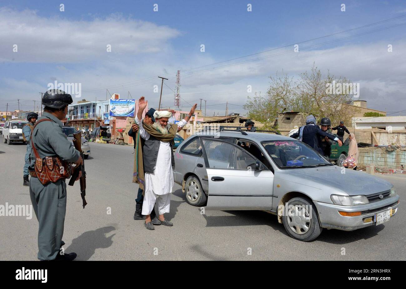 (150418) -- GHAZNI, 18 aprile 2015 -- poliziotti afghani perquisiscono i passeggeri in un posto di controllo della polizia nella provincia di Ghazni, Afghanistan orientale, 18 aprile 2015. Circa cinque civili sono stati uccisi e uccisi nella provincia afghana orientale di Ghazni, una fonte ufficiale confermata sabato. ) AFGHANISTAN-GHAZNI-SICUREZZA Rahmat PUBLICATIONxNOTxINxCHN Ghazni 18 aprile 2015 poliziotti afghani Cerca passeggeri IN un posto di controllo di polizia nella provincia di Ghazni Afghanistan orientale 18 aprile 2015 nella provincia afghana orientale di Ghazni sono stati fucilati e UCCISI alla fonte ufficiale confermato sabato A Foto Stock