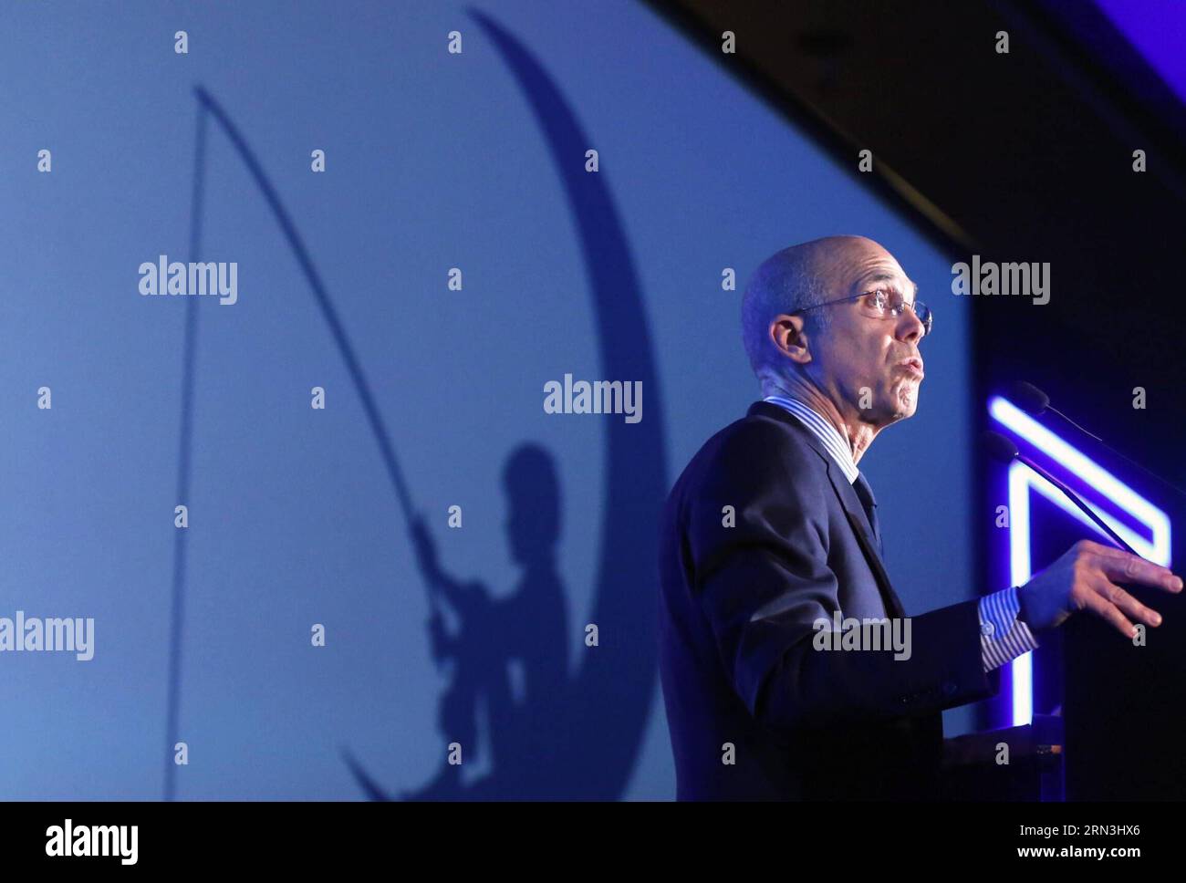 150418 -- PECHINO, 18 aprile 2015 -- Jeffrey Katzenberg, CEO e Direttore di DreamWorks Animation SKG., affronta l'International Film Group Summit durante il quinto Beijing International Film Festival BJIFF a Pechino, capitale della Cina, 18 aprile 2015. Wjq CHINA-BEIJING-FILM FESTIVAL-SUMMIT CN YinxGang PUBLICATIONxNOTxINxCHN Foto Stock