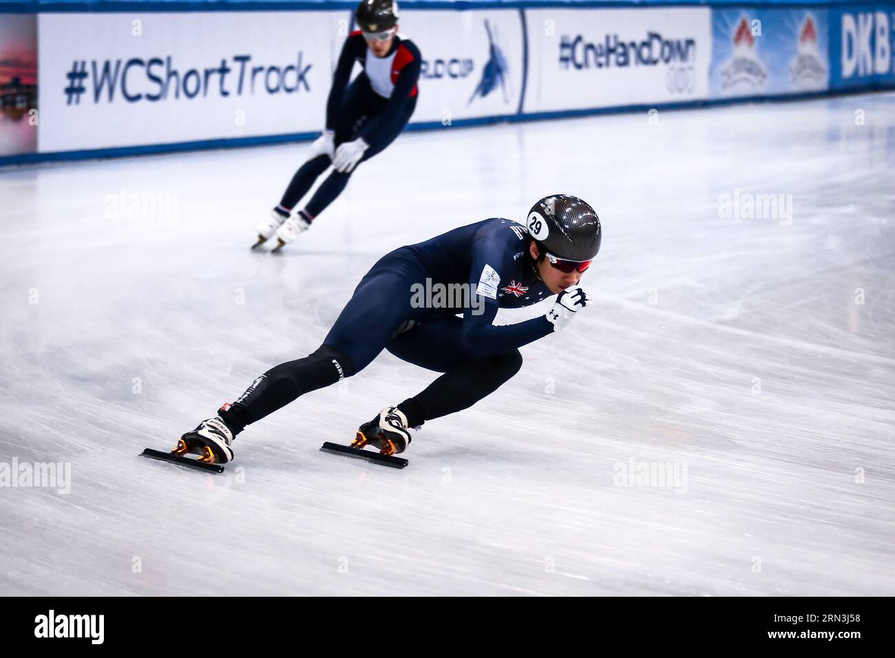 Dresda, Germania, 03 febbraio 2019: Hyun Woo Jung dell'Australia gareggia durante il Campionato del mondo di pattinaggio di velocità ISU Short Track Foto Stock