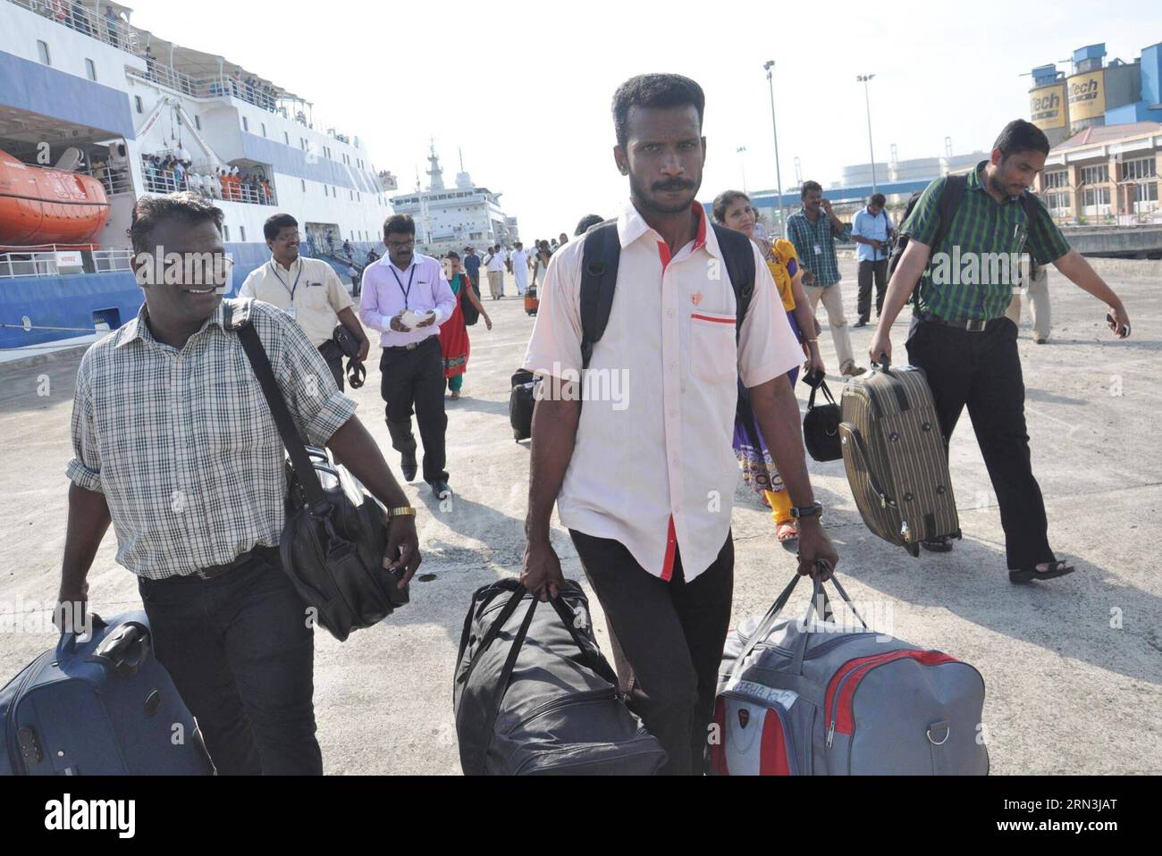 KOCHI, 18 aprile 2015 -- gli sfollati indiani dallo Yemen devastato dalla guerra sbarcano da una nave nel porto di Kochi, India, 18 aprile 2015. I cittadini indiani evacuati dallo Yemen sono arrivati qui a Kochi, Kerala, con due navi passeggeri. )(bxq) INDIA-KOCHI-YEMEN-EVACUEES Stringer PUBLICATIONxNOTxINxCHN Kochi 18 aprile 2015 gli sfollati indiani dalla è stato lacerato lo Yemen sbarcano da una nave nel porto di Kochi India 18 aprile 2015 cittadini indiani evacuati dallo Yemen hanno raggiunto qui a Kochi Kerala in due navi passeggeri India Kochi Yemen evacuano Stringer PUBLICATIONXNOTxINCHN Foto Stock