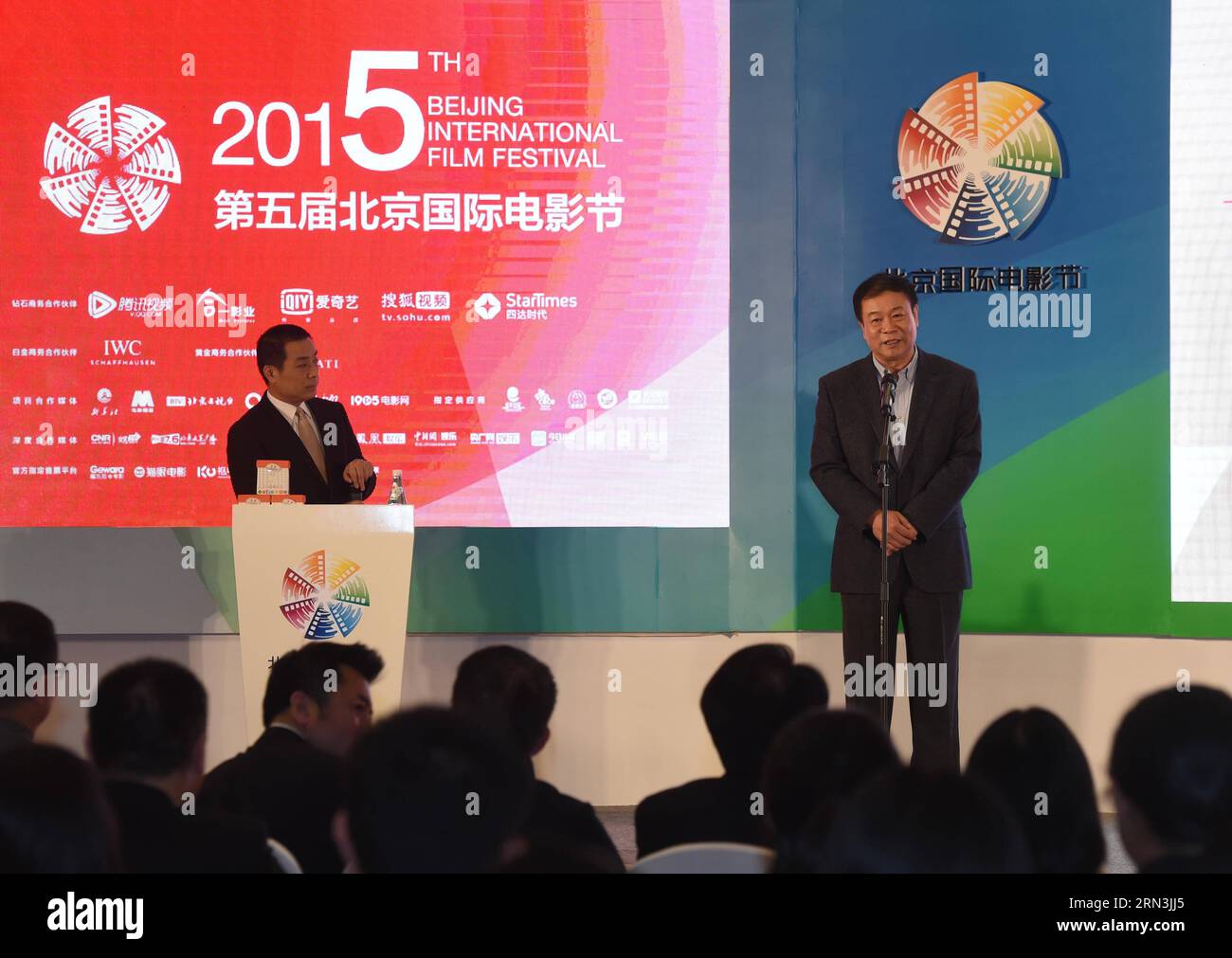 (150419) - PECHINO, 19 aprile 2015 - Zhang Pimin (R), presidente della China Film Foundation, tiene una conferenza stampa della China Film Foundation Wu Tianming Film Fund for Young Talents durante il quinto Festival internazionale del cinema di Pechino (BJIFF) a Pechino, capitale della Cina, 19 aprile 2015. Wu Tianming era una figura di spicco dei registi cinesi della quarta generazione. Le sue opere principali includono Old Well e Life . ) (Wjq) CHINA-BEIJING-FILM FESTIVAL-WU TIANMING FILM FUND-CONFERENCE (CN) LuoxXiaoguang PUBLICATIONxNOTxINxCHN Pechino 19 aprile 2015 Zhang Pimin r Presidente del China Film Foun Foto Stock