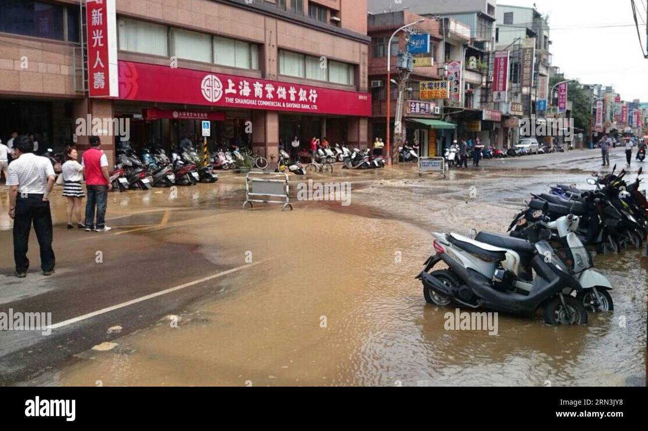 (150420) -- XINBEI, 20 aprile 2015 -- la foto scattata il 20 aprile 2015 mostra la Shuxin Road nel distretto di Shulin della città di Xinbei, Taiwan sud-orientale della Cina, 20 aprile 2015. Un terremoto di magnitudo 6,4 ha scosso il mare al largo della costa orientale della contea di Hualien, Taiwan, lunedì mattina. (mcg) CHINA-HUALIEN-EARTHQUAKE (CN) fotomall PUBLICATIONxNOTxINxCHN Xinbei 20 aprile 2015 la foto scattata IL 20 aprile 2015 mostra la Waterlolologged Road nel distretto di Shulin della città di Xinbei Sud Est della Cina S TAIWAN 20 aprile 2015 un terremoto di magnitudo 6 4 ha scosso il mare al largo della costa orientale della contea di Hualien TAIWAN Foto Stock