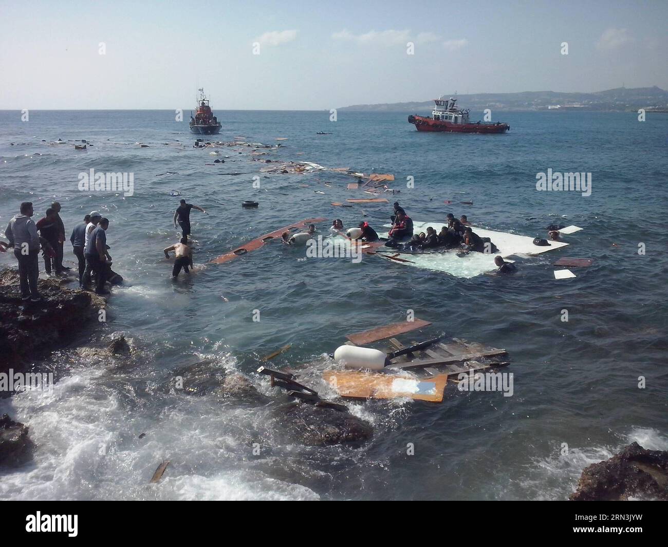 (150420) -- RODI, 20 aprile 2015 () -- le operazioni di salvataggio sono effettuate sull'isola di Rodi, Grecia, 20 aprile 2015. Una nave che trasportava circa 200 migranti irregolari affondò al largo delle coste dell'isola di Rodi nel Mar Egeo sudorientale lunedì, hanno detto le autorità locali. Almeno tre persone sono morte nell'incidente. () (zjy) GRECIA-RODI-RELITTO-MIGRANTI Xinhua PUBLICATIONxNOTxINxCHN Rodi 20 aprile 2015 le operazioni di salvataggio sono effettuate A Rodi Islanda Grecia 20 aprile 2015 una nave che trasporta circa 200 migranti al largo di Rodi Islanda nel Mar Egeo sudorientale SUL Mond Foto Stock