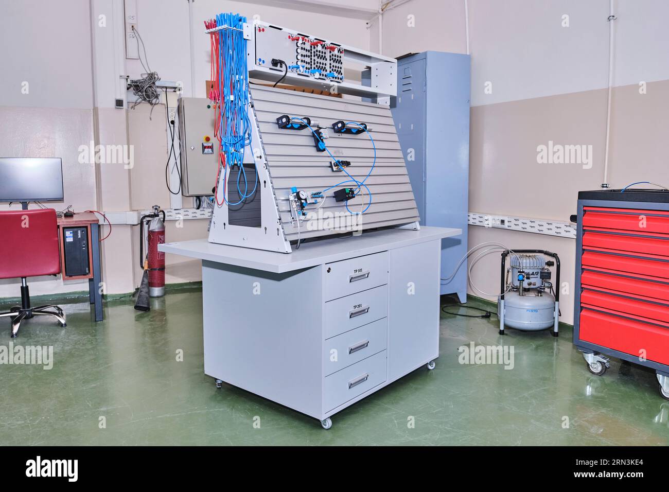 molti macchinari industriali identici in una fabbrica. attrezzature di una fabbrica/officina. macchine industriali ad alta tecnologia. officina automatizzata Foto Stock