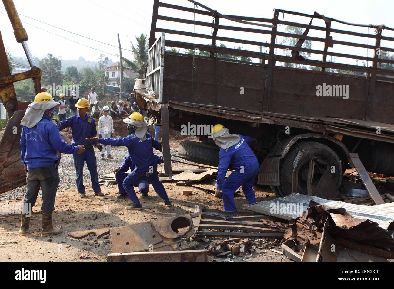(150421) -- HANOI, 21 aprile 2015 -- foto scattata il 21 aprile 2015 mostra una scena di un incidente stradale tra due camion nella provincia del DAC Lac, Vietnam. L'incidente è avvenuto tra due camion carichi di mattoni e rottami metallici che viaggiano in direzioni opposte martedì mattina presto nel DAC Lac, uccidendo sei persone e ferendone una. ) VIETNAM-DAC LAC-ROAD INCIDENTE VNA PUBLICATIONxNOTxINxCHN Hanoi 21 aprile 2015 la foto scattata IL 21 aprile 2015 mostra una scena di un incidente stradale tra due camion nella provincia di DAC Lac Vietnam l'incidente è avvenuto tra due camion CARICHI DI mattoni e rottami di metalli TR Foto Stock