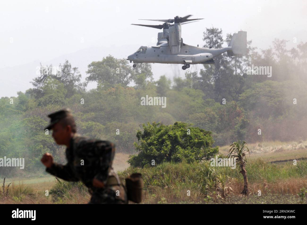 (150421) -- PROVINCIA DI ZAMBALES, 21 aprile 2015 -- Un soldato partecipa all'addestramento Anfibio Assault come parte delle esercitazioni militari USA-Filippine presso il Naval Education and Training Command della Marina militare filippina nella provincia di Zambales, Filippine, 21 aprile 2015. Le esercitazioni Shoulder to Shoulder (nome locale: Balikatan) iniziano in cinque province delle Filippine il 20 aprile, coinvolgendo 11.500 militari filippini e statunitensi. FILIPPINE-PROVINCIA DI ZAMBALES-ESERCITAZIONI MILITARI RouellexUmali PUBLICATIONxNOTxINxCHN Provincia di Zambales 21 aprile 2015 una parte soldato Foto Stock