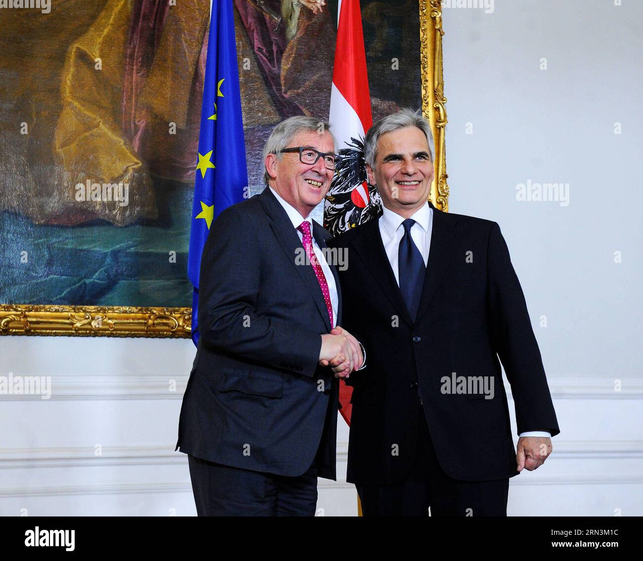 (150421) -- VIENNA, 21 aprile 2015 -- il cancelliere austriaco Werner Faymann (R) incontra il presidente della Commissione europea Jean-Claude Junker a Vienna, capitale dell'Austria, il 21 aprile 2015. ) AUSTRIA-VIENNA-COMMISSIONE EUROPEA-RIUNIONE QianxYi PUBLICATIONxNOTxINxCHN Vienna 21 aprile 2015 il Cancelliere austriaco Werner Faymann r incontra il presidente della Commissione europea Jean Claude Junker a Vienna capitale dell'Austria IL 21 aprile 2015 Austria Vienna riunione della Commissione europea PUBLICATIONxNOTxINxCHN Foto Stock