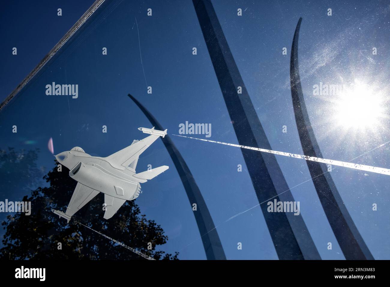 ARLINGTON, Virginia, Stati Uniti - l'Air Force Memorial, con le sue guglie svettanti, è un tributo agli uomini e alle donne che hanno prestato servizio nella United States Air Force. Situato ad Arlington, offre ai visitatori una rappresentazione simbolica del volo e dell'eredità duratura dell'Air Force in difesa e aerospaziale. Foto Stock