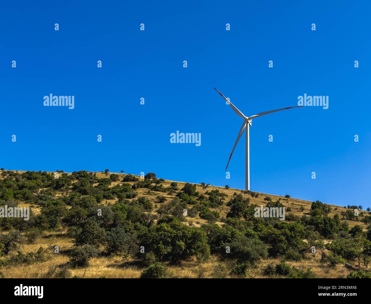 Vista aerea delle turbine eoliche e del campo agricolo. Foto di alta qualità Foto Stock