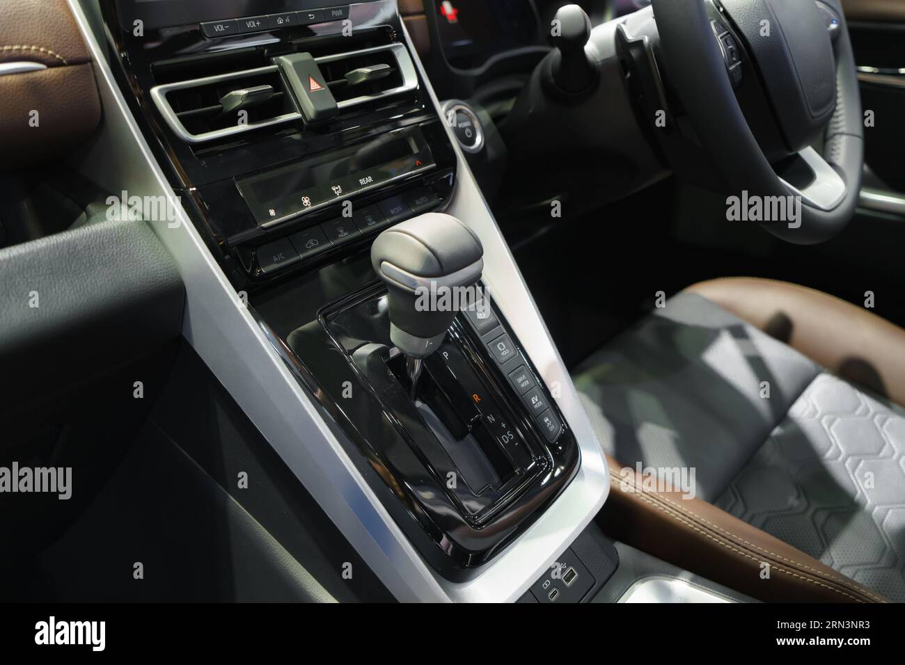 Moderna leva del cambio per auto con pulsanti di comando intuitivi. Cambio di marcia senza sforzo, una sinfonia di design ergonomico. Foto Stock