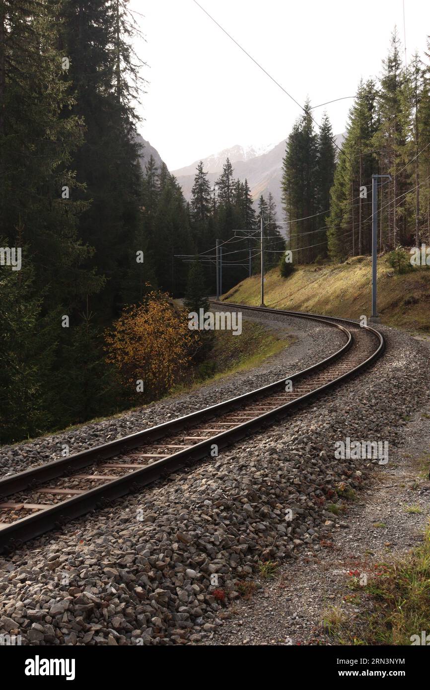 Un incantevole e misterioso binario ferroviario ad Arosa, in Svizzera Foto Stock