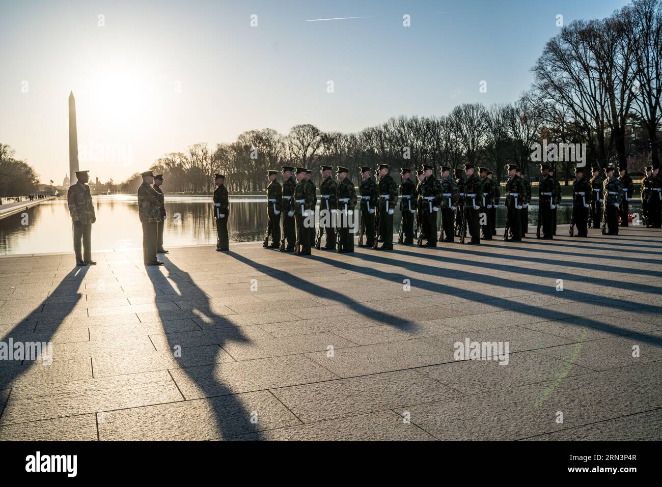 Silent Drill Platoon del corpo dei Marines DEGLI STATI UNITI Lincoln Memorial Washington DC // WASHINGTON DC - i membri del Silent Drill Platoon del corpo dei Marines degli Stati Uniti eseguono manovre di precisione durante una sessione di allenamento mattutina al Lincoln Memorial plaza. Il plotone d'élite a 24 membri esegue complesse routine di perforazione senza comandi verbali, dimostrando una disciplina e un coordinamento eccezionali che li hanno resi una rinomata unità cerimoniale all'interno del corpo dei Marines. Il Lincoln Memorial, costruito tra il 1914 e il 1922, offre uno sfondo drammatico per cerimonie militari e mostre patriottiche in tutto il Y Foto Stock