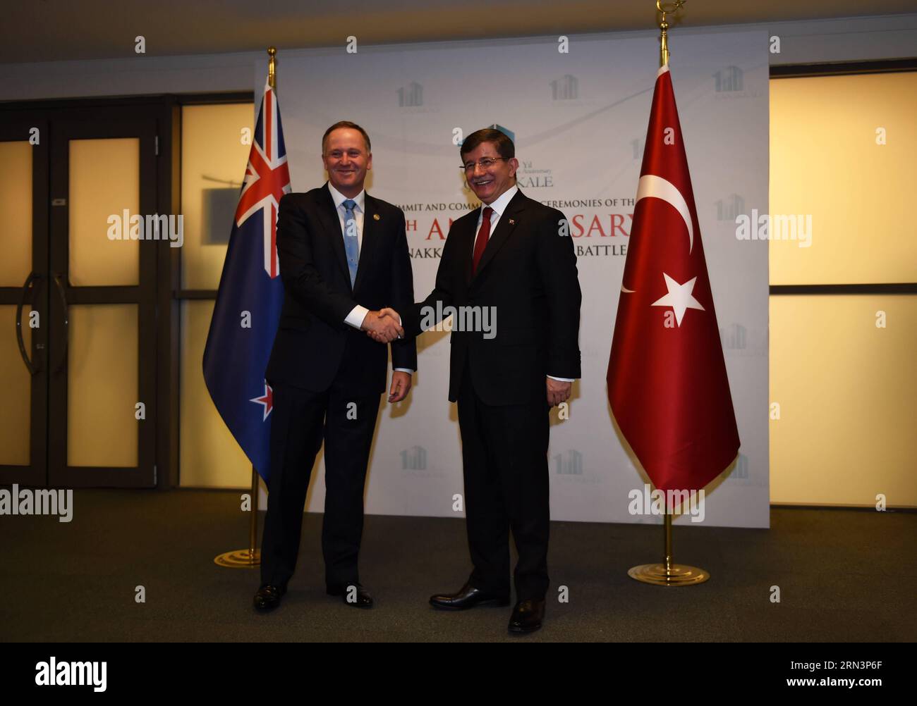 (150423) -- ISTANBUL, 23 aprile 2015 -- il primo ministro turco Ahmet Davutoglu (R) stringe la mano al primo ministro neozelandese John Phillip Key in una conferenza stampa del Vertice di pace a Istanbul, in Turchia, il 23 aprile 2015. I primi ministri della nuova Zelanda, dell'Australia e della Turchia e il presidente dell'Iraq giovedì hanno sollecitato la riconciliazione tra i loro paesi contro il radicalismo al Vertice di pace a Istanbul. TURCHIA-ISTANBUL-VERTICE DELLA PACE HexCanling PUBLICATIONxNOTxINxCHN Istanbul 23 aprile 2015 il primo ministro turco Ahmet Davutoglu r stringe la mano a primo ministro Foto Stock