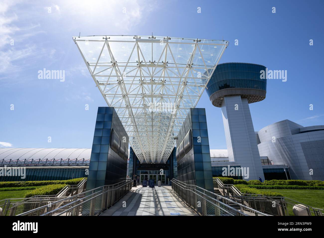 Udvar-Hazy Center Entrance Chantilly Virginia // CHANTILLY, Virginia, Stati Uniti - lo Smithsonian Udvar-Hazy Center espone una vasta collezione di manufatti dell'aviazione e dello spazio. Come estensione del National Air and Space Museum, la struttura offre ai visitatori uno sguardo approfondito sulla storia e l'avanzamento del volo. Foto Stock