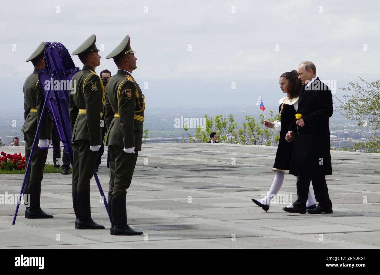 (150424) -- EREVAN, 24 aprile 2015 -- il presidente russo Vladimir Putin (1a R) partecipa a un evento commemorativo del 100° anniversario di un genocidio a Erevan, in Armenia, il 24 aprile 2015. L'Armenia ha tenuto una commemorazione venerdì per celebrare il 100° anniversario di un genocidio commesso dall'Impero Ottomano. ) ARMENIA-EREVAN-GENOCIDE-100° ANNIVERSARIO WeixDafang PUBLICATIONxNOTxINxCHN Erevan 24 aprile 2015 il presidente russo Vladimir Putin 1° r partecipa all'evento commemorativo di Ting il 100 ° anniversario di un genocidio a Erevan Armenia IL 24 aprile 2015 Armenia eroe a commemorazione venerdì per celebrare il 10 Foto Stock