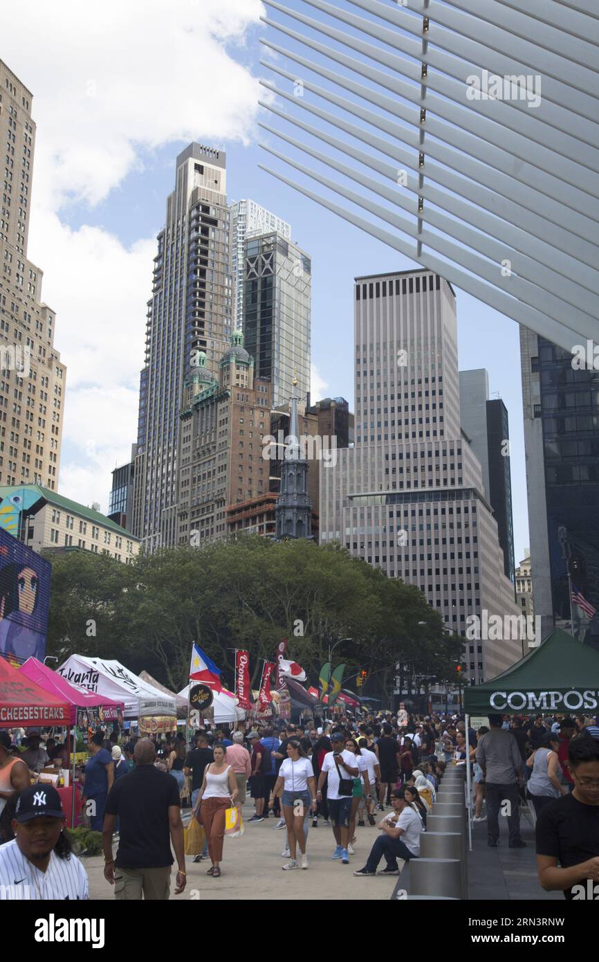 I newyorkesi e i turisti fuori dall'Oculus Center sulla plaza con edifici del centro come sfondo con un grande gruppo di venditori di cibo che offrono una varietà di cucine. Foto Stock