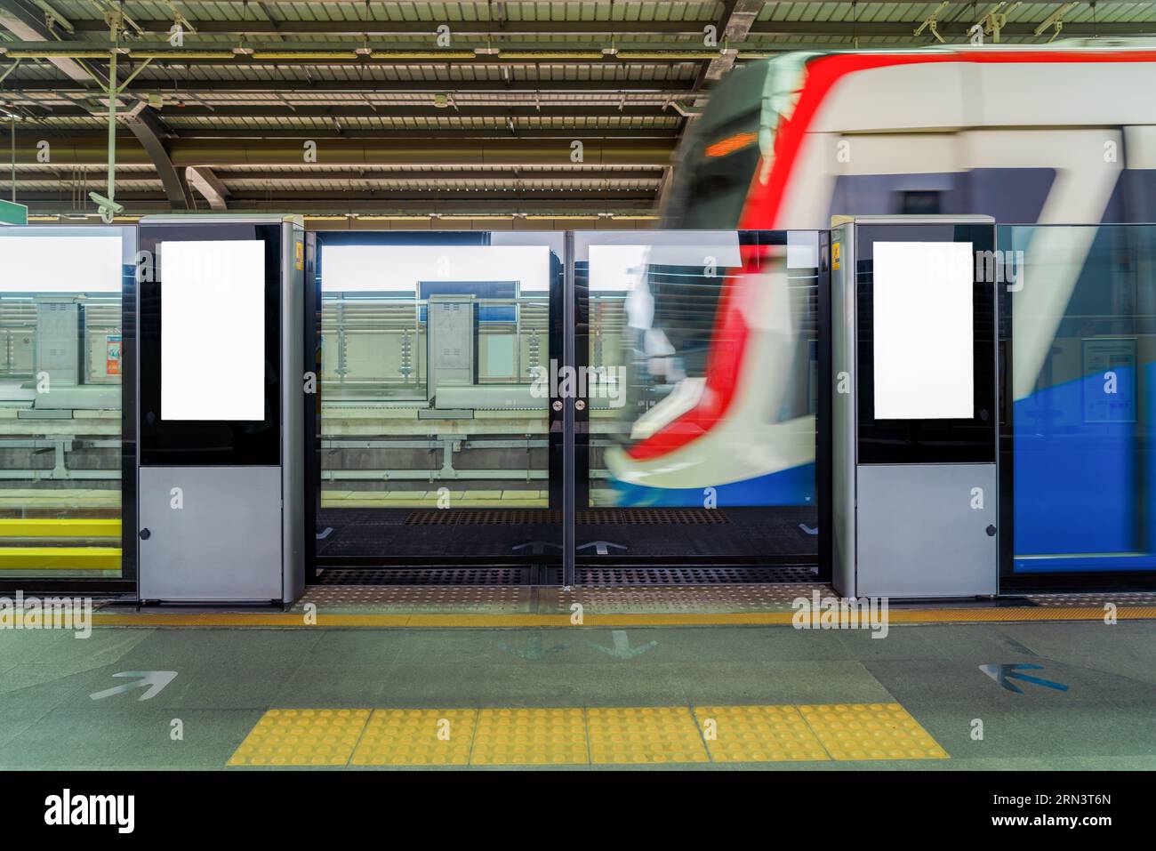 Cartelloni pubblicitari bianchi in una stazione della metropolitana o ferroviaria, pronti a trasmettere annunci pubblicitari accattivanti al pubblico dei pendolari. Foto Stock