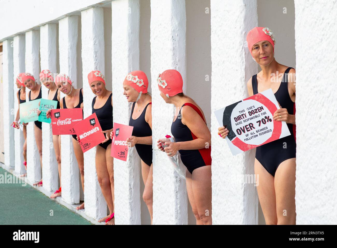 I surfisti contro le acque reflue (SAS) hanno esposto le «dozzine sporche» marche responsabili della maggior parte dell’inquinamento plastico del Regno Unito, Penzance, Cornovaglia, Regno Unito. Foto Stock