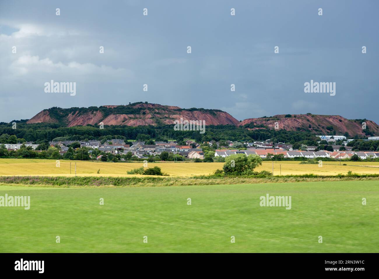 Greendykes Bing, il più grande bing di scisto bituminoso del Lothian occidentale, situato a nord di Broxburn. Foto Stock