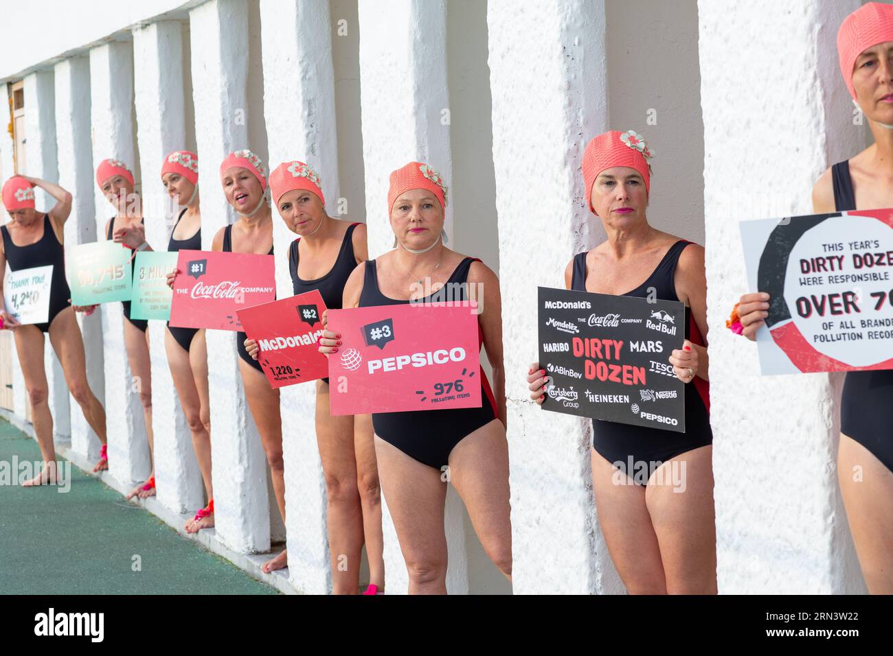 I surfisti contro le acque reflue (SAS) hanno esposto le «dozzine sporche» marche responsabili della maggior parte dell’inquinamento plastico del Regno Unito, Penzance, Cornovaglia, Regno Unito. Foto Stock