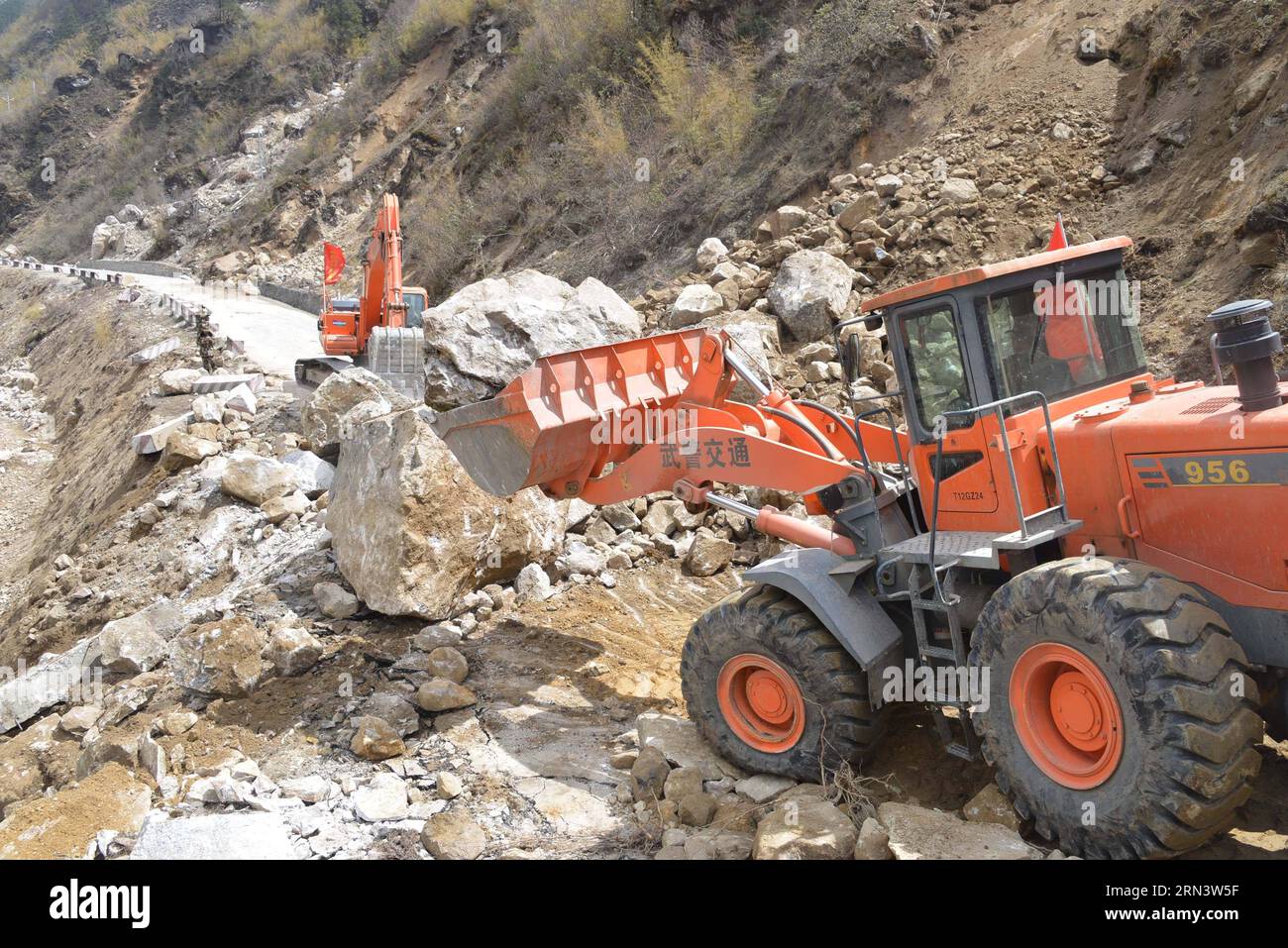 La polizia del traffico armata sgombra le strade che collegano la contea di Nyalam alla città di Zham nella città di Xigaze, nella regione Autonoma del Tibet della Cina sud-occidentale, il 27 aprile 2015. Un terremoto di magnitudo 8,1 scosse il Nepal alle 14:11 (ora di Pechino) di sabato, uccidendo almeno 3.218 persone. Il terremoto colpì fortemente anche Gyirong, e la vicina contea di Nyalam nella città di Xigaze, adiacente al Nepal. )(wjq) CINA-TIBET-XIGAZE-NEPAL TERREMOTO (CN) ZhangxQuan PUBLICATIONxNOTxINxCHN polizia stradale armata strade sgombre che collegano la contea di Nyalam alla città di Zham nella città di Xigaze regione autonoma Del Tibet AP della Cina sud-occidentale Foto Stock