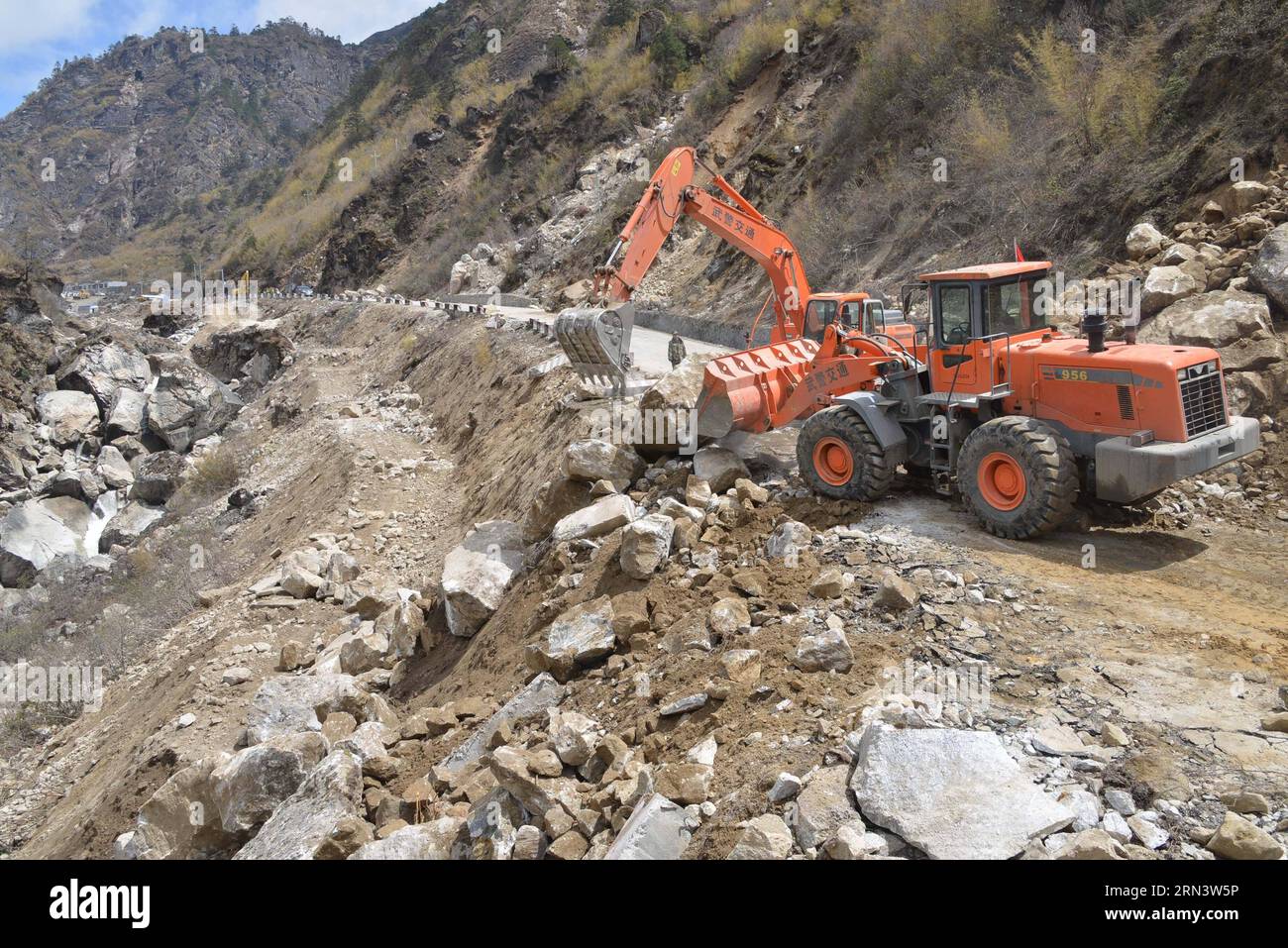 La polizia del traffico armata sgombra le strade che collegano la contea di Nyalam alla città di Zham nella città di Xigaze, nella regione Autonoma del Tibet della Cina sud-occidentale, il 27 aprile 2015. Un terremoto di magnitudo 8,1 scosse il Nepal alle 14:11 (ora di Pechino) di sabato, uccidendo almeno 3.218 persone. Il terremoto colpì fortemente anche Gyirong, e la vicina contea di Nyalam nella città di Xigaze, adiacente al Nepal. )(wjq) CINA-TIBET-XIGAZE-NEPAL TERREMOTO (CN) ZhangxQuan PUBLICATIONxNOTxINxCHN polizia stradale armata strade sgombre che collegano la contea di Nyalam alla città di Zham nella città di Xigaze regione autonoma Del Tibet AP della Cina sud-occidentale Foto Stock