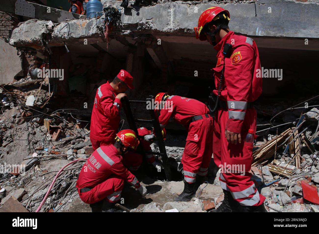 KATMANDU, 27 aprile 2015 -- i membri del China International Search and Rescue Team (CISAR) lavorano nel sito di salvataggio nella capitale del Nepal Katmandu il 27 aprile 2015. I membri di CISAR hanno trovato con successo il secondo sopravvissuto al terremoto dopo 34 ore di lavoro di salvataggio a Katmandu lunedì. ) NEPAL-KATMANDU-CHINA-RESCUE TEAM-SURVIVOR BaixYang PUBLICATIONxNOTxINxCHN Katmandu aprile 27 2015 i membri del team cinese di ricerca e soccorso CISAR lavorano PRESSO il sito di soccorso nella capitale Katmandu del Nepal IL 27 2015 aprile i membri di CISAR hanno trovato con successo il secondo Survivor dopo 34 ore di lavoro di salvataggio a Kat Foto Stock