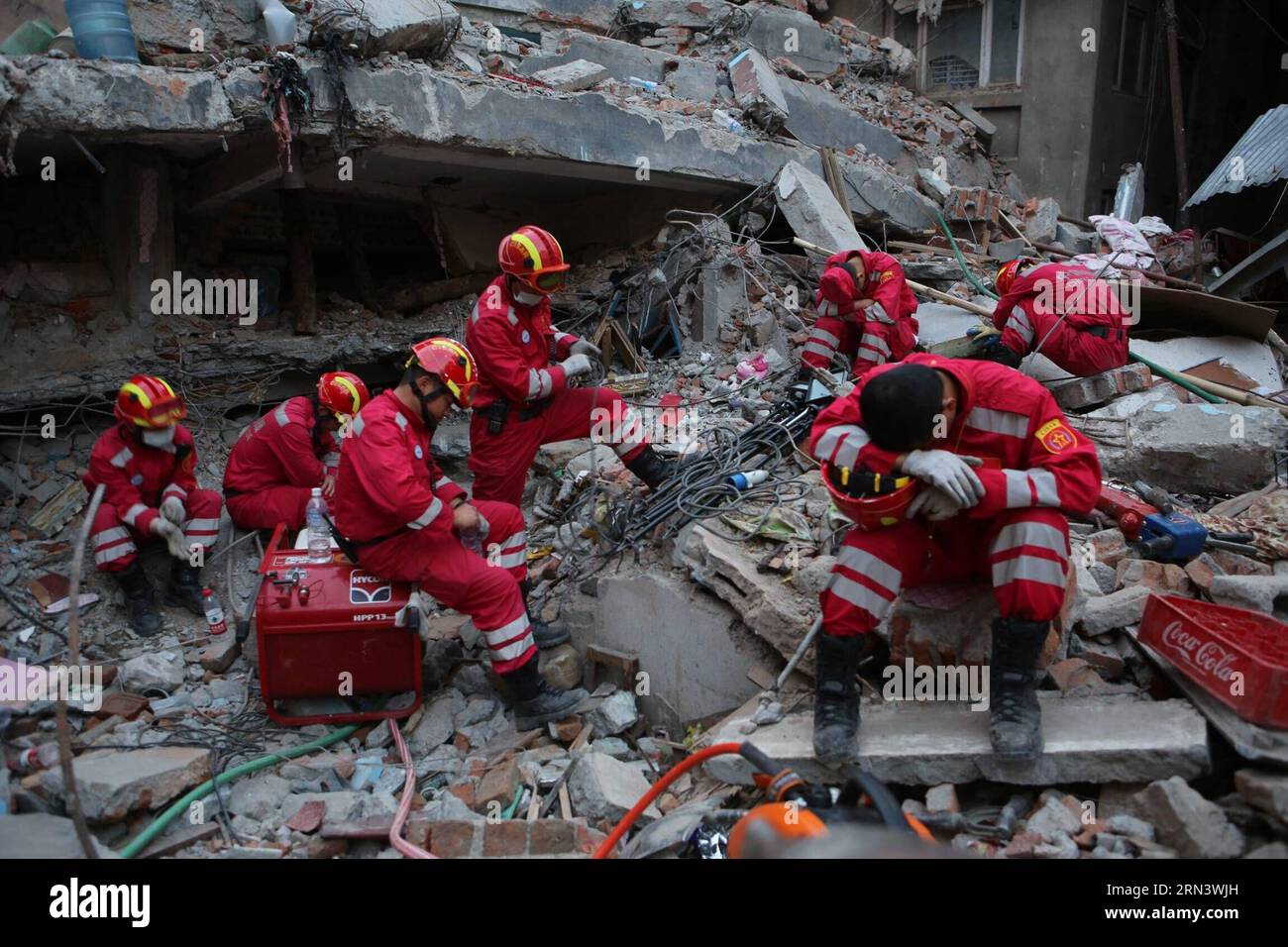 KATMANDU, 27 aprile 2015 -- i membri del China International Search and Rescue Team (CISAR) si riposano nel sito di salvataggio nella capitale del Nepal, Katmandu, il 27 aprile 2015. I membri di CISAR hanno trovato con successo il secondo sopravvissuto al terremoto dopo 34 ore di lavoro di salvataggio a Katmandu lunedì. ) NEPAL-KATMANDU-CINA-SQUADRA DI SOCCORSO-SOPRAVVISSUTA BaixYang PUBLICATIONxNOTxINxCHN Katmandu aprile 27 2015 i membri del team internazionale di ricerca e soccorso cinese CISAR si riposano PRESSO il sito di soccorso nella capitale del Nepal Katmandu IL 27 2015 aprile i membri di CISAR hanno trovato con successo il secondo Survivor terremoto dopo 34 ore di Resc Foto Stock