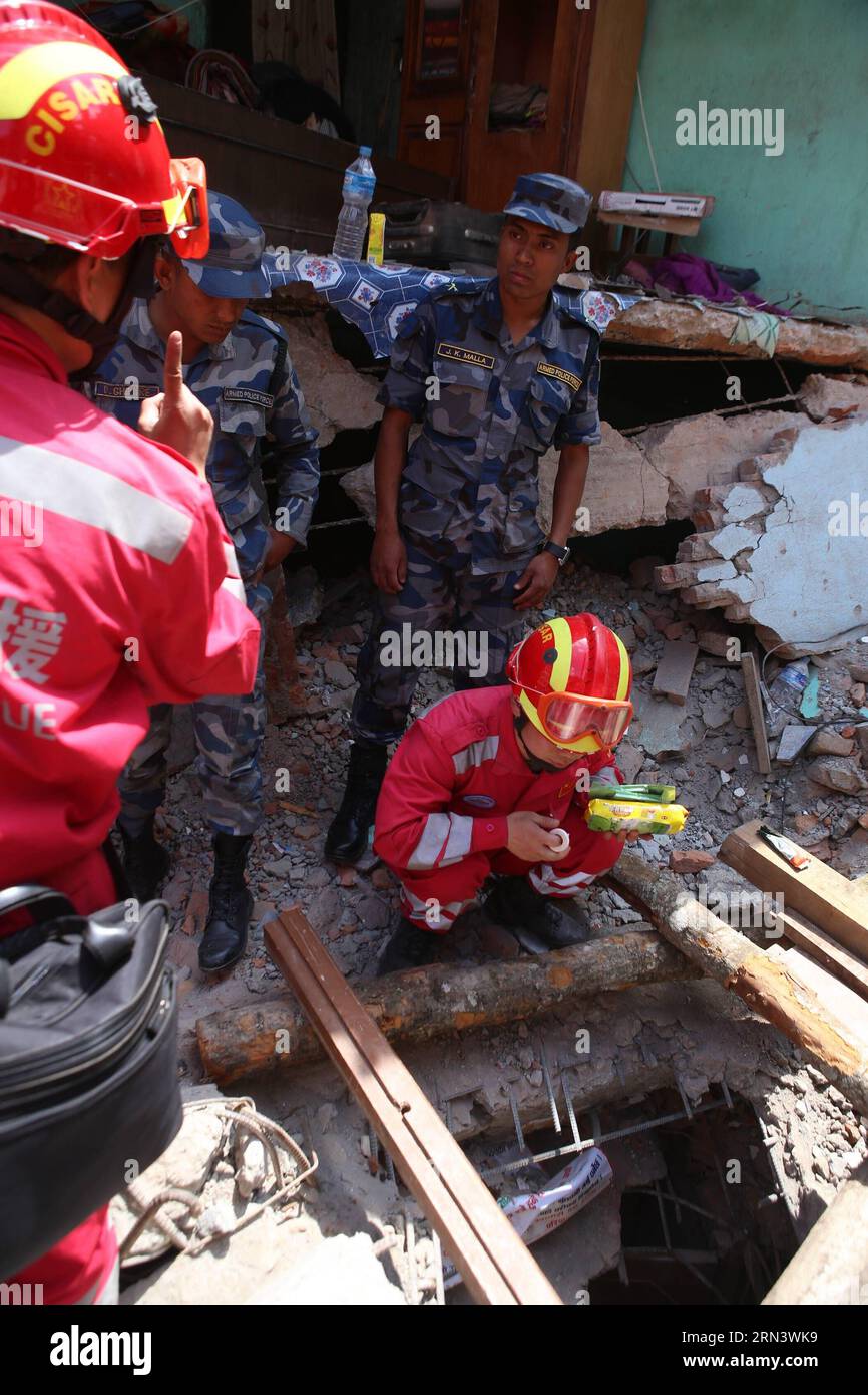 KATMANDU, 27 aprile 2015 -- i membri del China International Search and Rescue Team (CISAR) lavorano nel sito di salvataggio nella capitale del Nepal Katmandu il 27 aprile 2015. I membri di CISAR hanno trovato con successo il secondo sopravvissuto al terremoto dopo 34 ore di lavoro di salvataggio a Katmandu lunedì. ) NEPAL-KATMANDU-CHINA-RESCUE TEAM-SURVIVOR BaixYang PUBLICATIONxNOTxINxCHN Katmandu aprile 27 2015 i membri del team cinese di ricerca e soccorso CISAR lavorano PRESSO il sito di soccorso nella capitale Katmandu del Nepal IL 27 2015 aprile i membri di CISAR hanno trovato con successo il secondo Survivor dopo 34 ore di lavoro di salvataggio a Kat Foto Stock