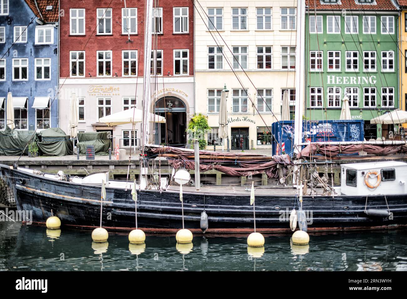 COPENAGHEN, Danimarca - Nyhavn, lo storico porto di Copenaghen, è visto animato da attività. Un tempo porto commerciale dove attraccavano navi da tutto il mondo, Nyhavn è ora un luogo di ritrovo culturale pieno di ristoranti, bar e case tradizionali, segnando la sua trasformazione da vivace centro marittimo a principale attrazione turistica. Foto Stock