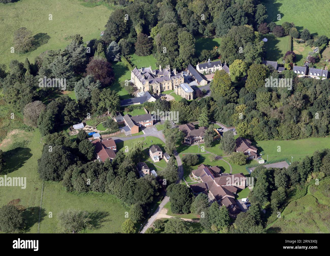 Veduta aerea della Spring Hill School, una scuola di istruzione speciale, a Ripon, N Yorkshire. Sullo sfondo: Cedar House, considerata una residenza privata Foto Stock