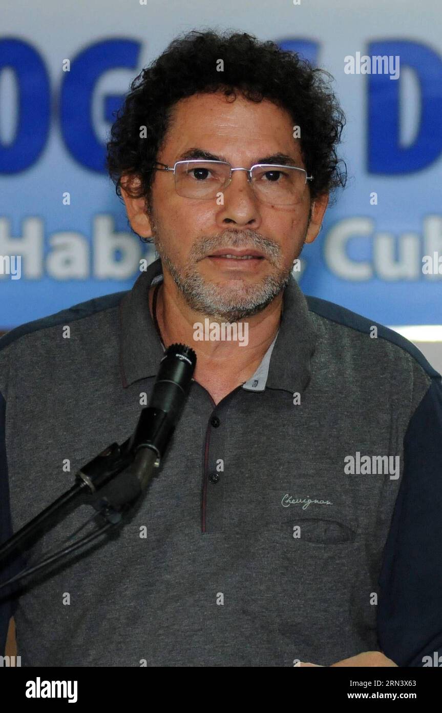 Felix Antonio Munoz Lascarro, noto anche come Pastor Alape , membro delle forze Armate rivoluzionarie della Colombia - Esercito popolare (FARC-EP) tiene un discorso sui dialoghi di pace con il governo colombiano nel Palazzo delle convenzioni di l'Avana, Cuba, il 28 aprile 2015. Miguel Guzman Ruiz/) (rtg) CUBA-HAVANA-COLOMBIA-POLITICS-FARC PRENSAxLATINA PUBLICATIONxNOTxINxCHN Felix Antonio Munoz, noto come Pastore delle forze Armate rivoluzionarie della Colombia Esercito FARC EP tiene un discorso SUI dialoghi di pace con il governo colombiano nel Palazzo delle convenzioni dell'Avana Cuba o Foto Stock