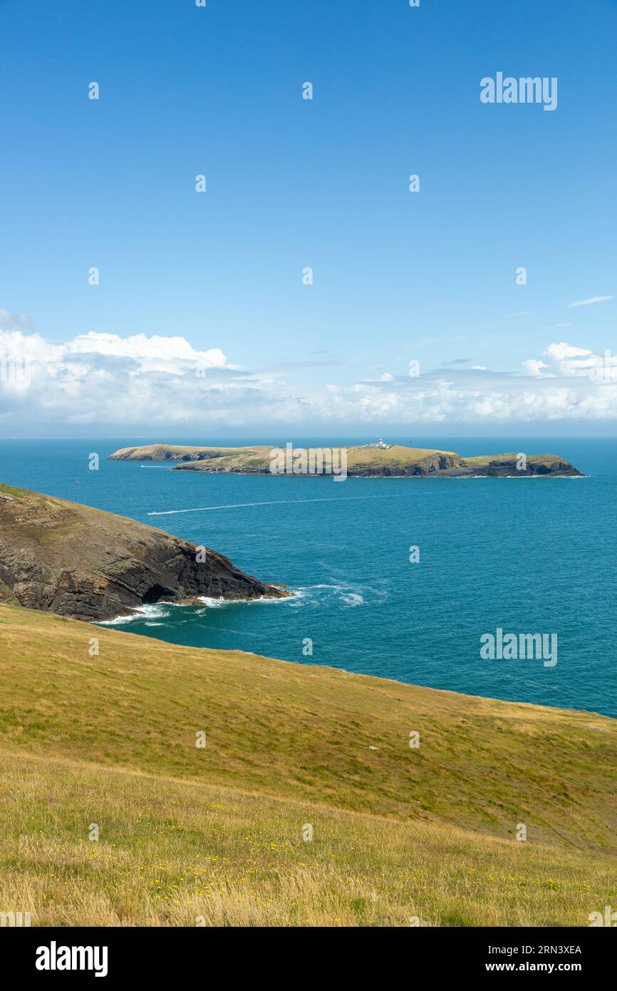 Camminando lungo il percorso della costa del Galles vicino ad Abersoch con le isole St Tudwal's Island West e St Tudwal's Island East sullo sfondo Foto Stock