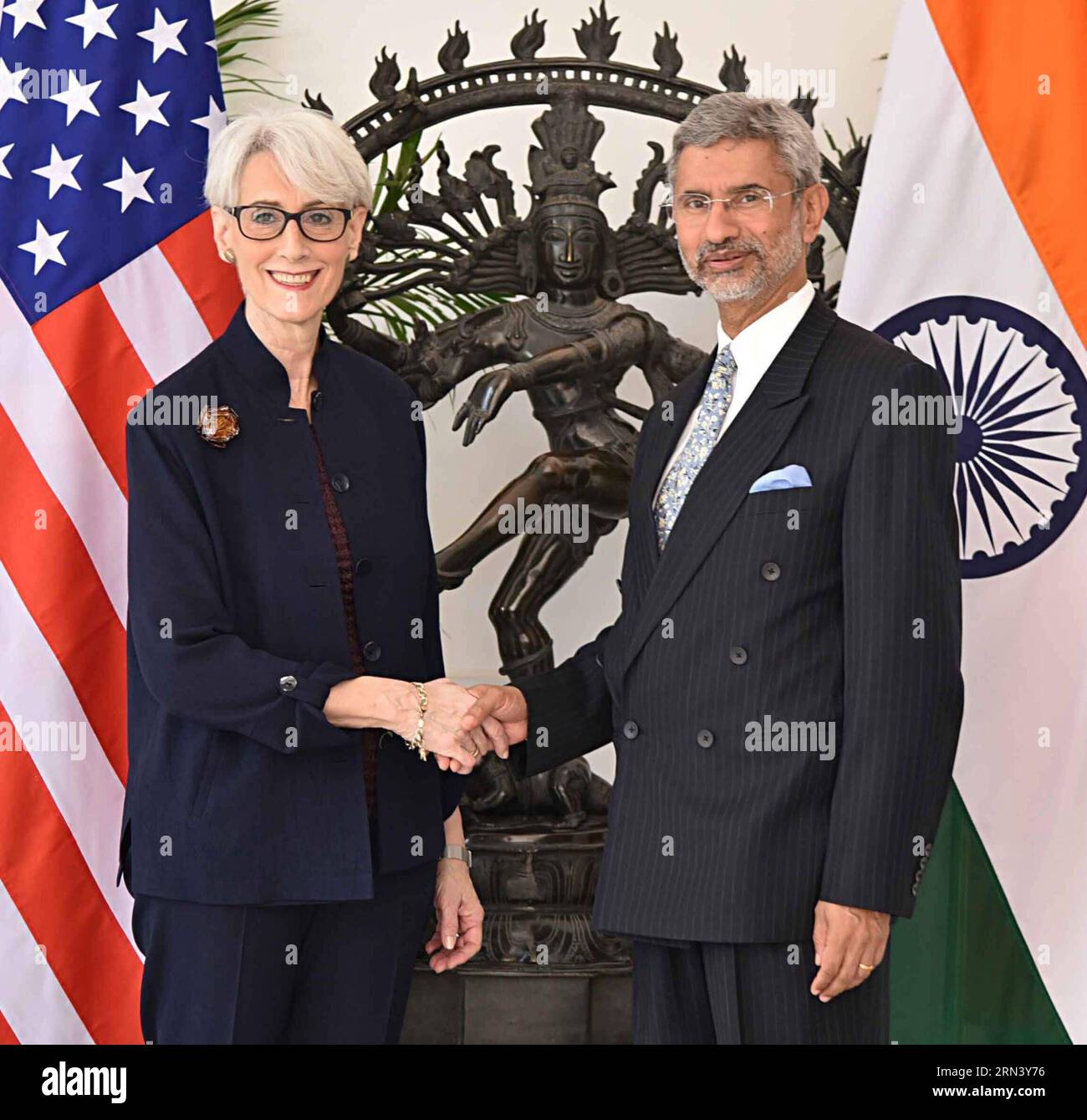 NEW DELHI, 29 aprile 2015 () - il Segretario di Stato per gli affari politici indiano Subrahmanyam Jaishankar (R) incontra il Sottosegretario di Stato per gli affari politici Wendy Sherman a nuova Delhi, India, 29 aprile 2015. () (azp) INCONTRO INDIA-Stati Uniti Xinhua PUBLICATIONxNOTxINxCHN nuova Delhi aprile 29 2015 il Segretario di Stato per gli affari politici indiano Jaishankar r incontra il Sottosegretario di Stato per gli affari politici degli Stati Uniti Wendy Sherman a nuova Delhi India aprile 29 2015 EGP India riunione Degli Stati Uniti XINHUA PUBLICATIONxNOTxINxCHN Foto Stock