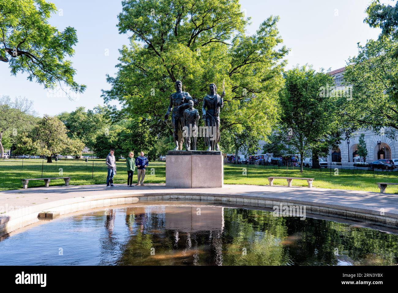 Boy Scout Memorial Sculpture Washington DC // WASHINGTON DC - il Boys Scout Memorial si trova nel President's Park vicino alla Casa Bianca. Inaugurato nel 1964, il suo elemento principale è una scultura che simboleggia gli ideali aspirazionali dei Boy Scout. Foto Stock