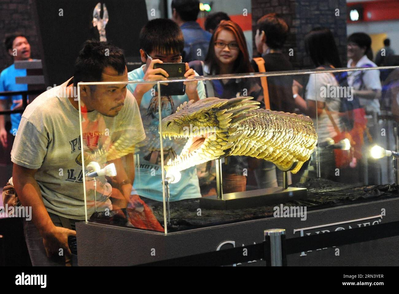 (150430) -- BANGKOK, 30 aprile 2015 -- People visit a model during Bangkok Comic con and Anime Festival Asia Thailand 2015 a Bangkok, Thailandia, 30 aprile 2015. )(azp) THAILAND-BANGKOK-COMIC con RachenxSageamsak PUBLICATIONxNOTxINxCHN Bangkok aprile 30 2015 Celebrities Visit a Model during Bangkok Comic con and Anime Festival Asia Thai Country 2015 in Bangkok Thai Country aprile 30 2015 EGP Thai Country Bangkok Comic con RachenxSageamsak PUBLICATIONxNOTxINxCHN Foto Stock