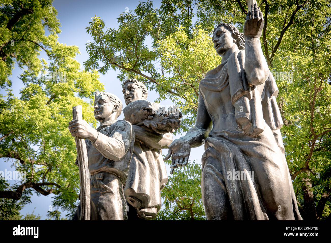 WASHINGTON DC, Stati Uniti — il gruppo scultoreo centrale del Boy Scout Memorial presenta tre figure di bronzo: Una figura maschile che simboleggia le virtù della cittadinanza, un Boy Scout che rappresenta la gioventù e il movimento Scout, e una figura femminile che tiene una fiamma che simboleggia gli ideali spirituali e democratici. Creato dallo scultore Donald De Lue e dedicato nel 1964, questo memoriale trasmette gli ideali della civiltà alle generazioni future attraverso lo scautismo. Foto Stock