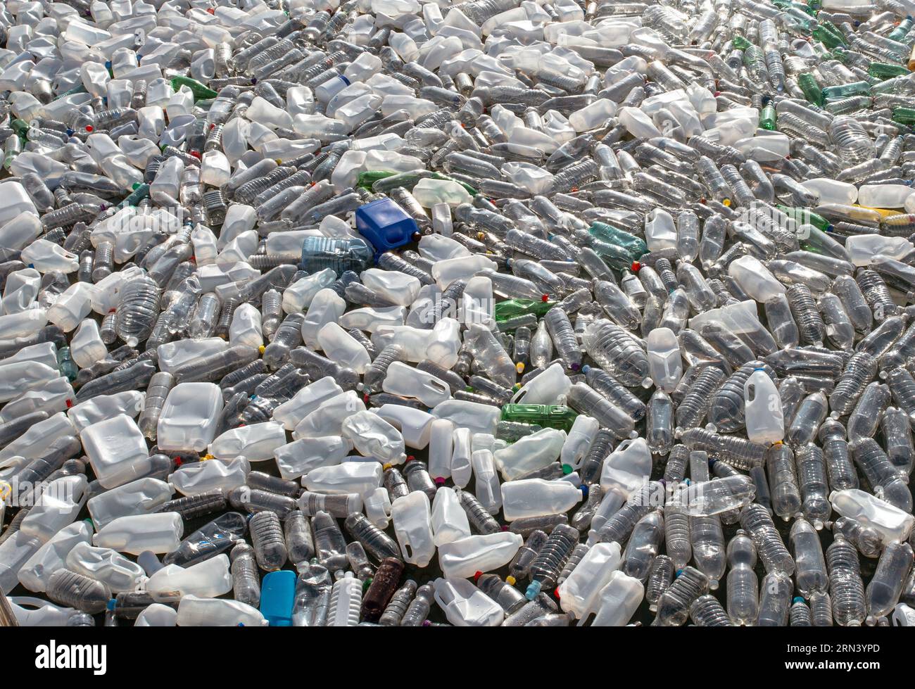 Rifiuti di plastica in galleggiamento sulla superficie dell'inquinamento idrico. Mare di rifiuti di plastica . Foto Stock
